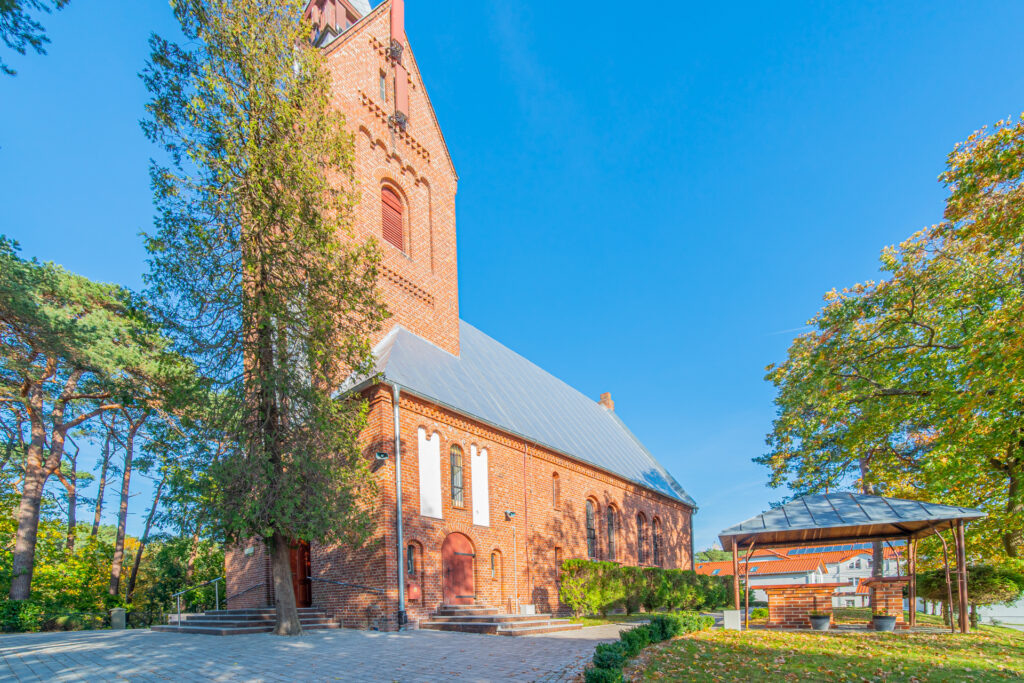 Widok na kościół parafialny oraz ołtarz polowy
